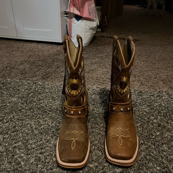 New cowboy boots only worn outside on pavement!! No marks or scuffs - Picture 2 of 3